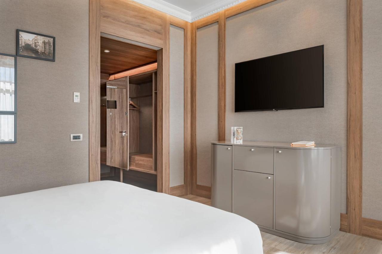 Habitación con cama extragrande y vistas a la ciudad