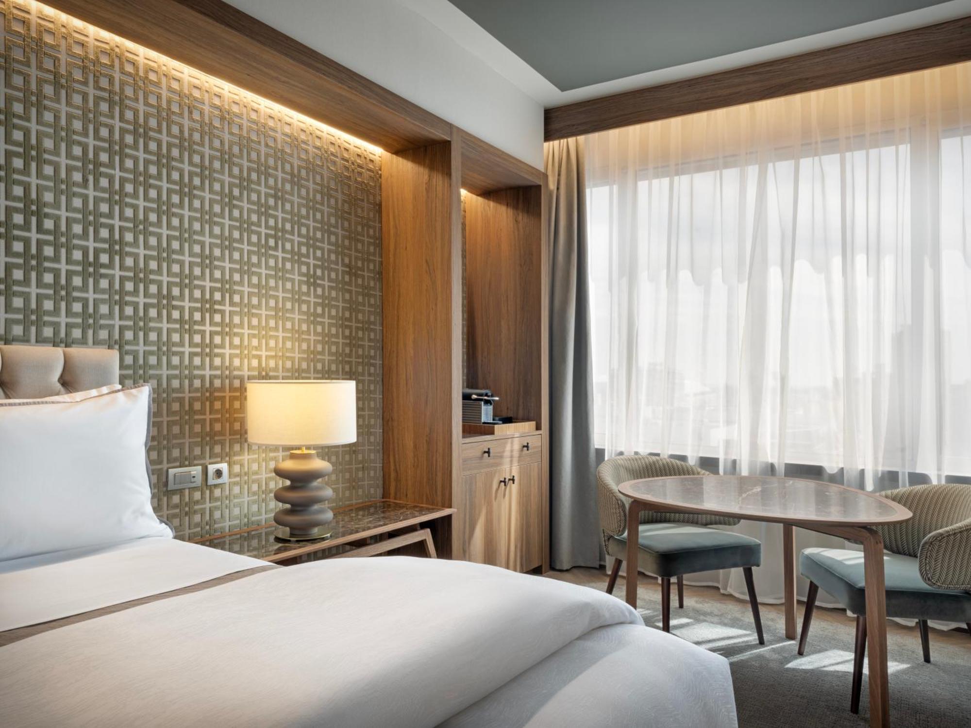 Deluxe King Room City View