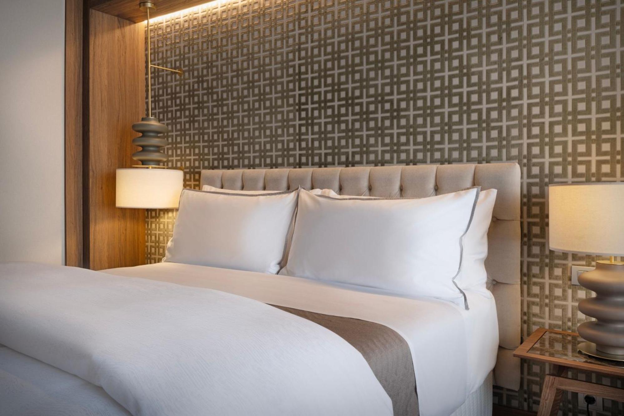 Deluxe King Room City View