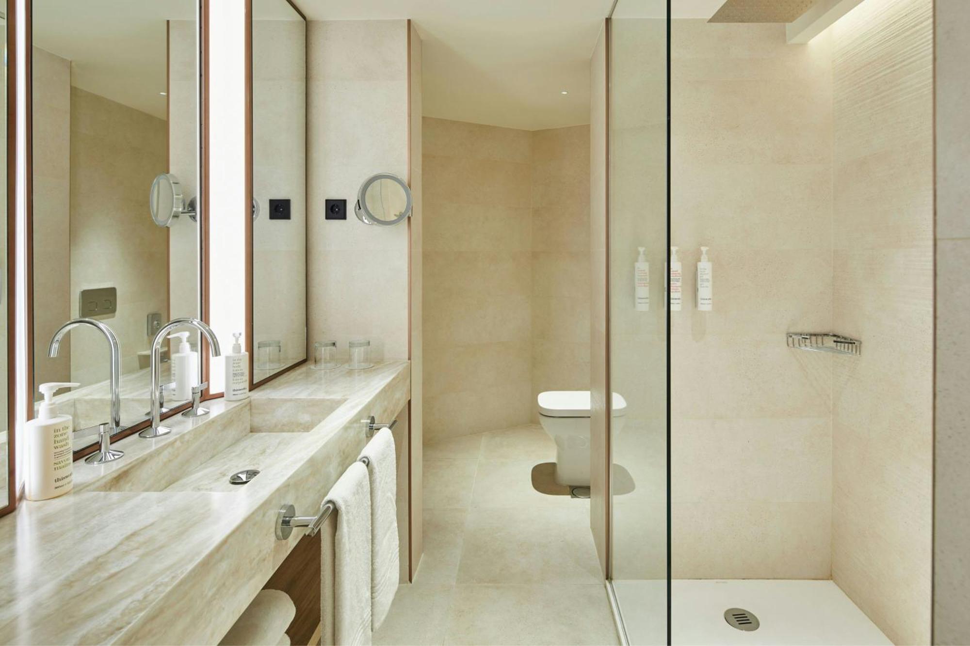 Suite com 2 Quartos e Vista Cidade