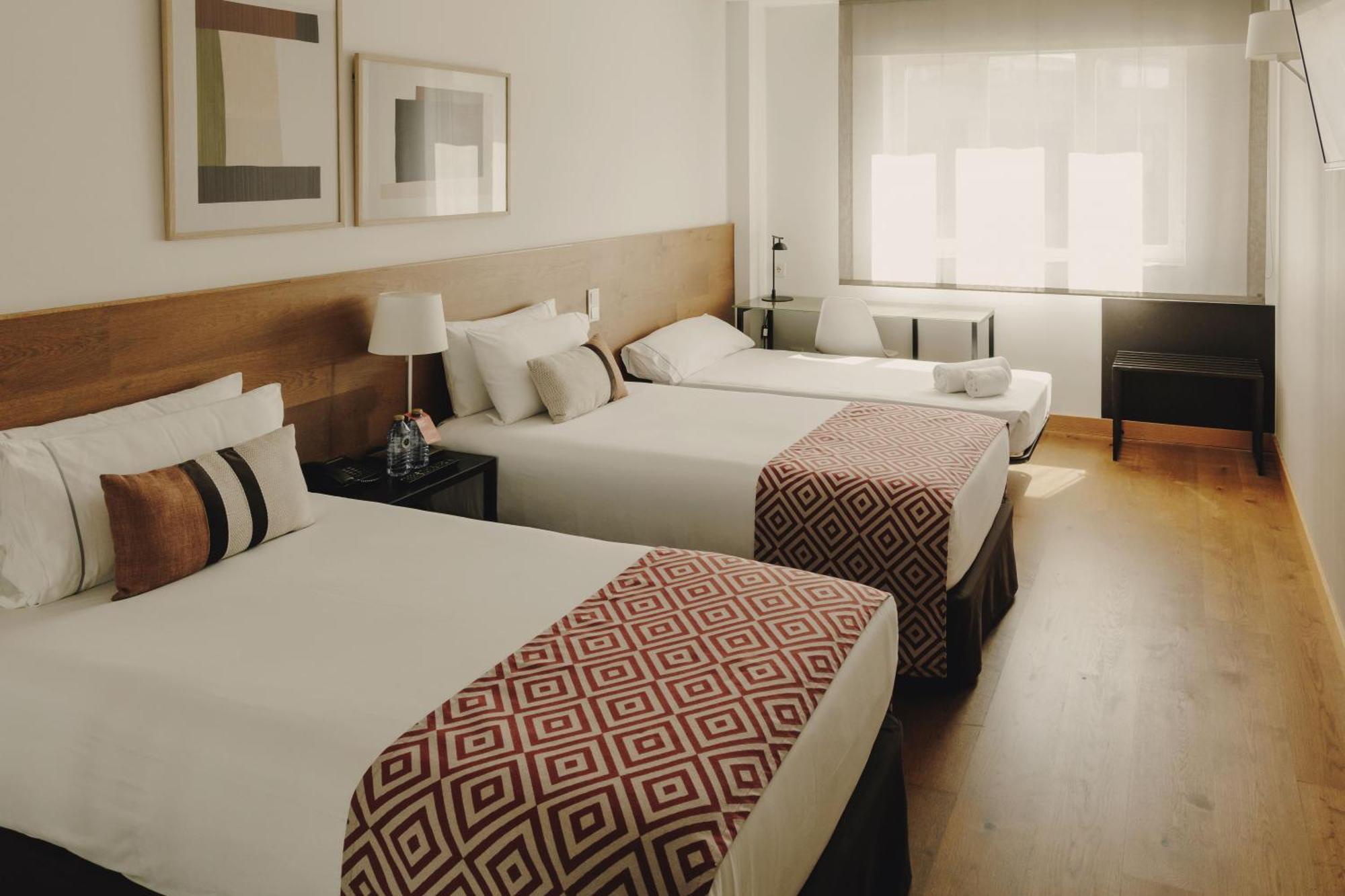 Tweepersoonskamer met 1 of 2 Bedden en een Extra Bed (2 Volwassenen + 1 Kind)