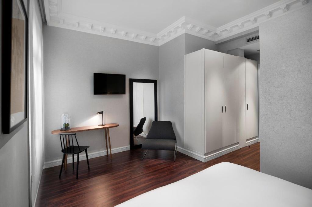 Standard Double or Twin Room,64481377:JPEG